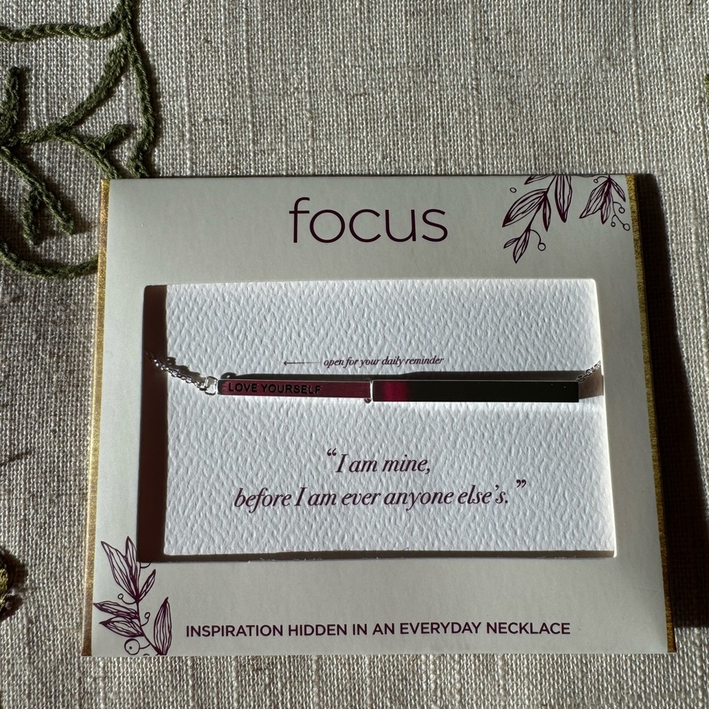 NIOP Focus hidden message necklace